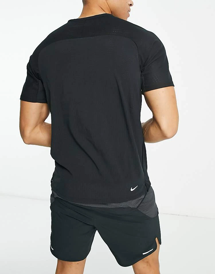 Nike Running Trail Solor Chase T-shirt In Black For Men 4 Nike Running Trail Solor Chase T-shirt In Black For Men - Image 2