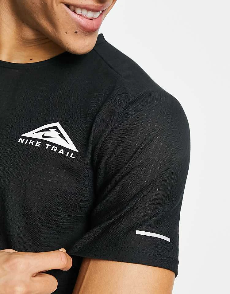 Nike Running Trail Solor Chase T-shirt In Black For Men 5 Nike Running Trail Solor Chase T-shirt In Black For Men - Image 3