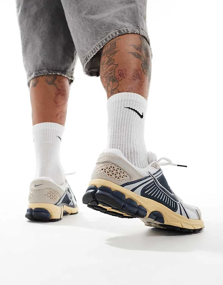 Nike Zoom Vomero 5 Trainers In White And Navy For Men 6 Nike Zoom Vomero 5 Trainers In White And Navy For Men - Image 4