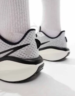 Nike Running Vomero 17 Trainers In White And Black For Men 10 Nike Running Vomero 17 Trainers In White And Black For Men -Nike Sales Store 206103384 3