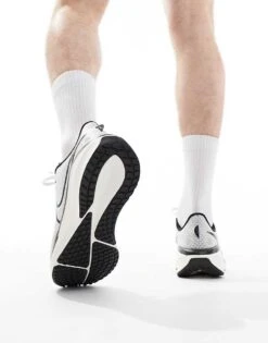 Nike Running Vomero 17 Trainers In White And Black For Men 12 Nike Running Vomero 17 Trainers In White And Black For Men -Nike Sales Store 206103384 5