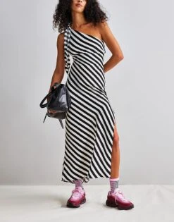 Nike Air Max DN Trainers In Dark Burgundy For Unisex -Nike Sales Store 206631534 3