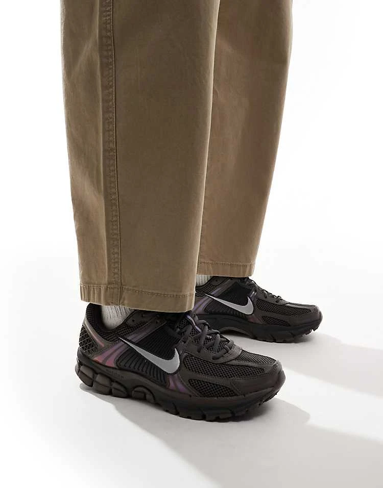 Nike Zoom Vomero 5 Trainers In Stone And Metallic Silver For Men 7 Nike Zoom Vomero 5 Trainers In Stone And Metallic Silver For Men - Image 5