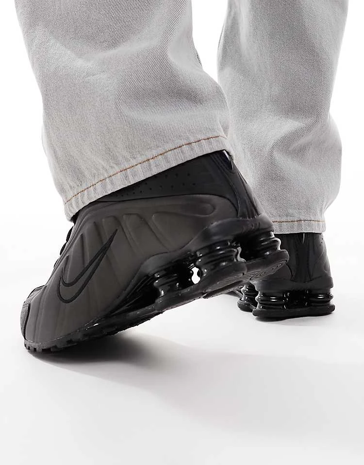 Nike Shox R4 Trainers In Black For Men 4 Nike Shox R4 Trainers In Black For Men - Image 2