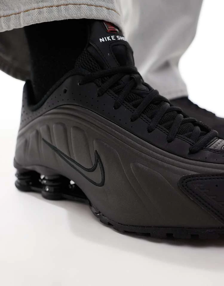 Nike Shox R4 Trainers In Black For Men 5 Nike Shox R4 Trainers In Black For Men - Image 3