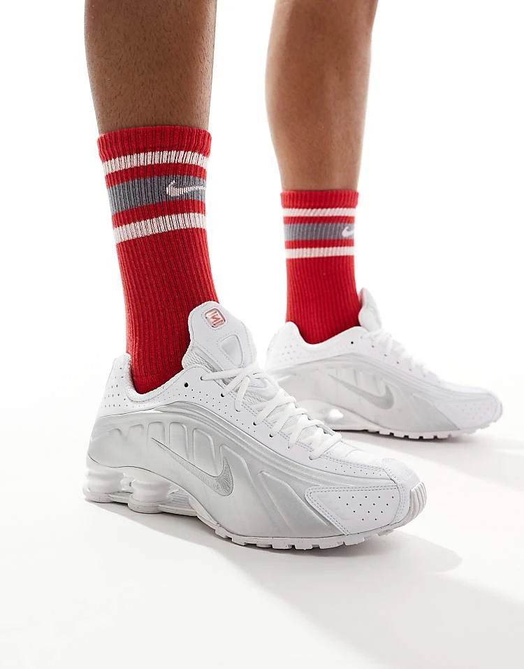 Nike Shox R4 Trainers In White And Metallic Silver For Men 8 Nike Shox R4 Trainers In White And Metallic Silver For Men - Image 6