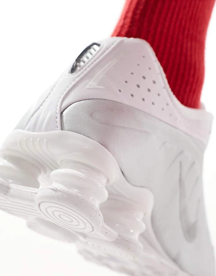 Nike Shox R4 Trainers In White And Metallic Silver For Men 6 Nike Shox R4 Trainers In White And Metallic Silver For Men - Image 4