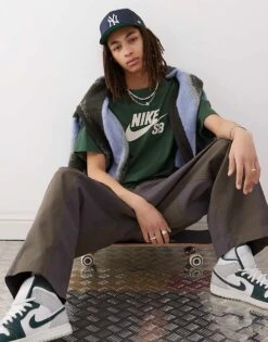 Nike SB Centre Logo T-shirt In Green For Men Dark Green