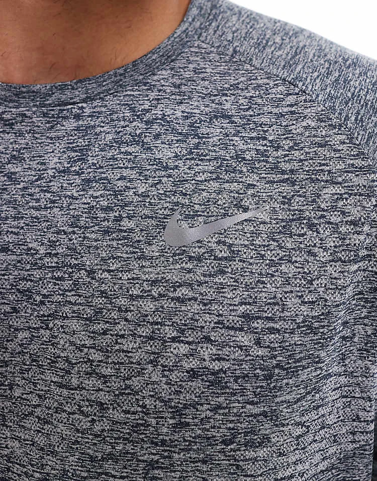 Nike Running Stride Dri-FIT T-shirt In Navy For Men 6 Nike Running Stride Dri-FIT T-shirt In Navy For Men - Image 4